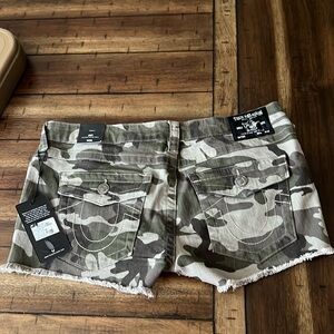 NWT Camo pattern True Religion “Joey” low rise cut off shorts. Size 30.